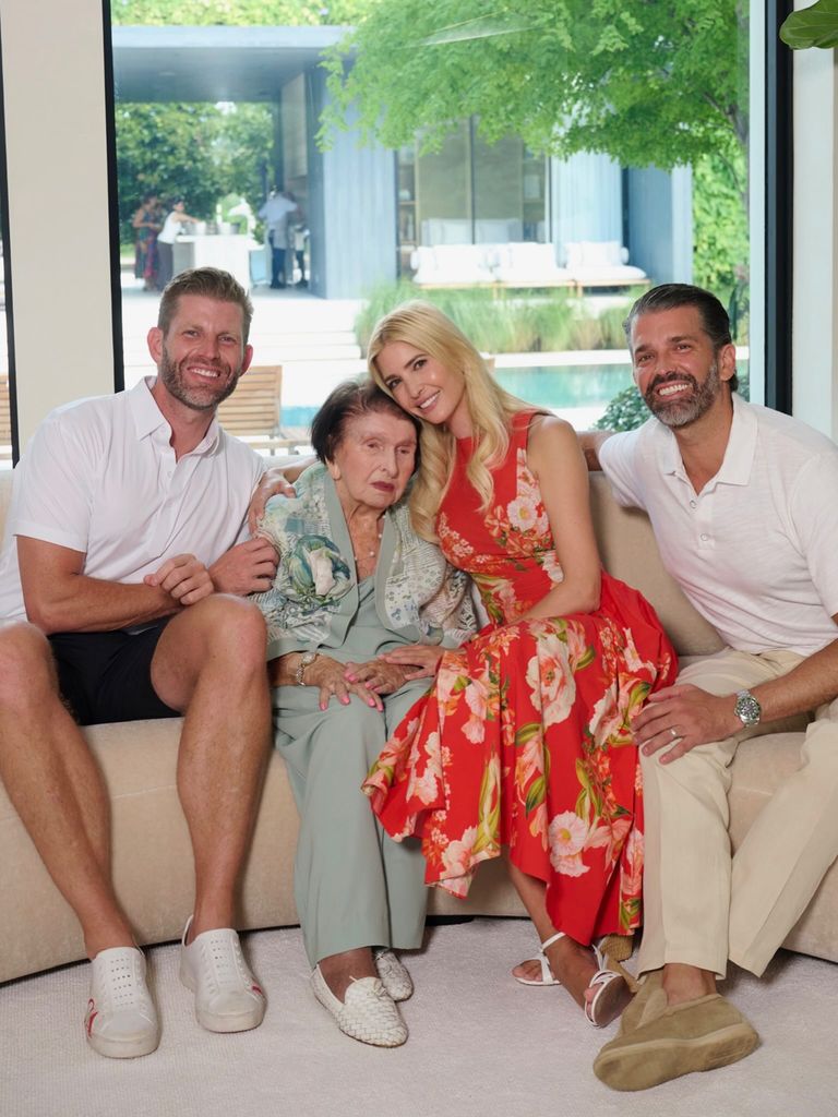 Eric Trump, Donald Trump Jr. e Ivanka Trump con su abuela Marie Zelníčková