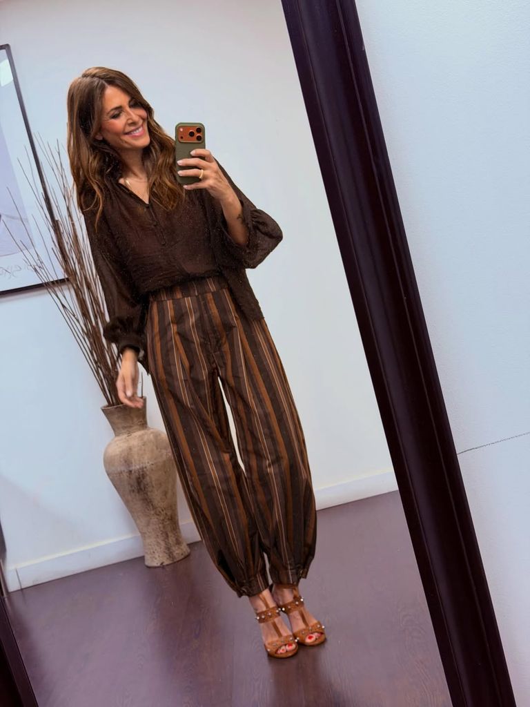 Nuria Roca con pantalones bombachos y blusa de Zara en El Hormiguero.