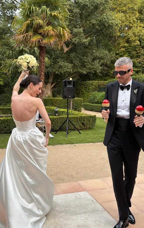 Uno de los momentazos de la boda, bailando con unas maracas
