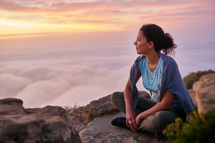mujer mirando al horizonte