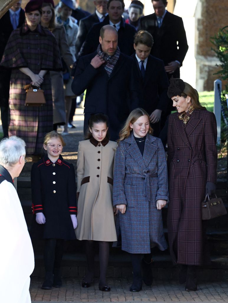 En esta imagen en la esquina superior izquierda, la princesa Eugenia de York, la princesa Beatriz de York detrás de ella. Después se aprecia al príncipe William junto a su hijo, el príncipe George. En primer plano, Lena Tindall, la princesa Charlotte, Mia Tindall y la princesa Kate. 