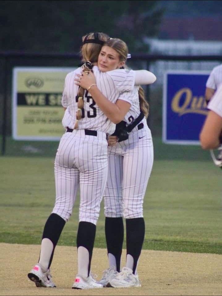 Maddie, hija de Jamie Lyn Spears, compartió varias fotos de la última noche de la temporada con su equipo de softbol.