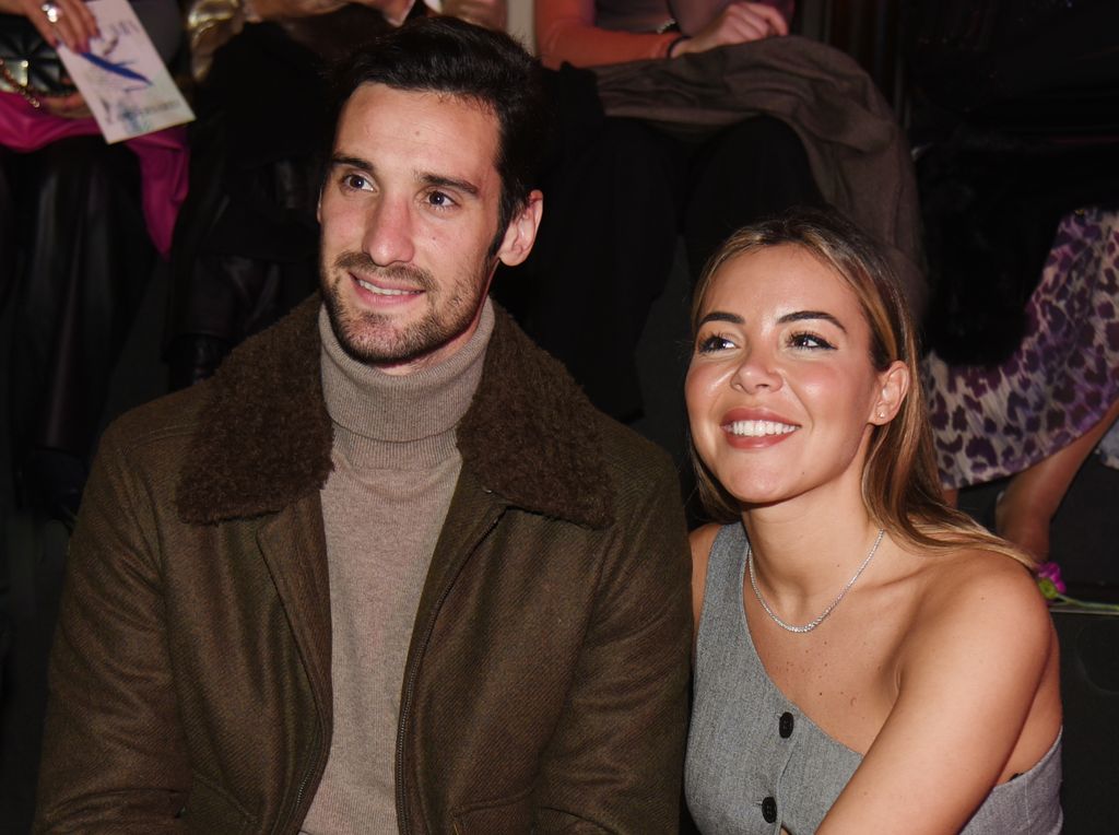 Sergio Rico y Alba Silva habrían sufrido un violento asalto en su residencia de la urbanización La Juliana, en Sevilla, donde varios encapuchados los habrían amordazado y golpeado