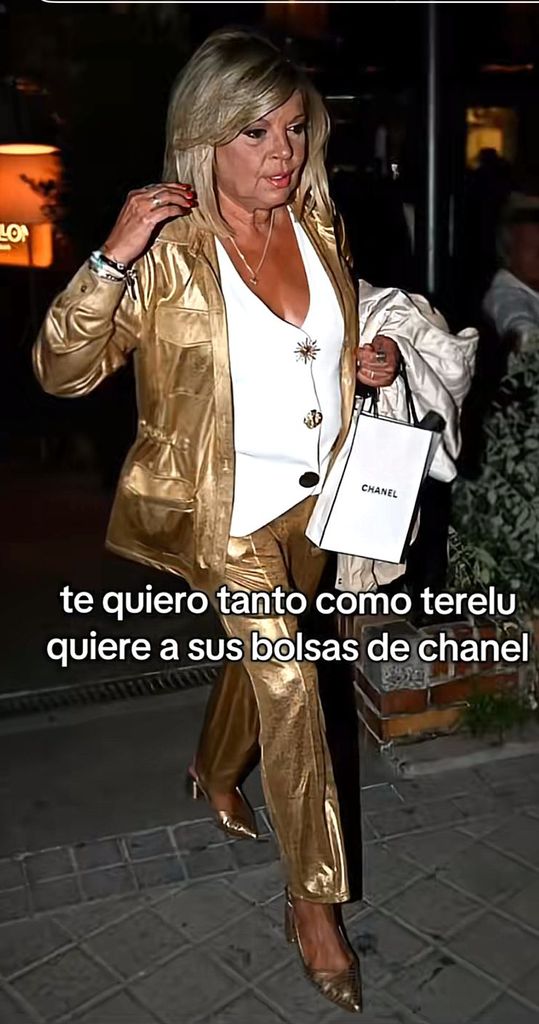 Independientemente del 'look', Terelu suele salir con la misma bolsa