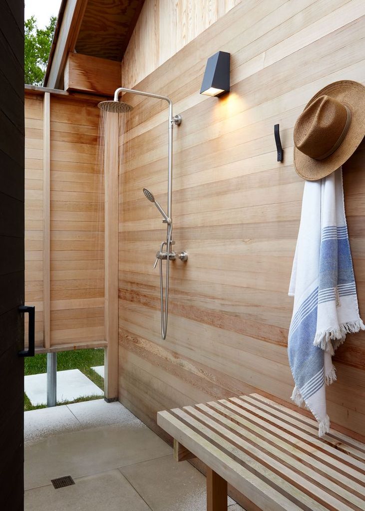 Ducha de exterior con madera