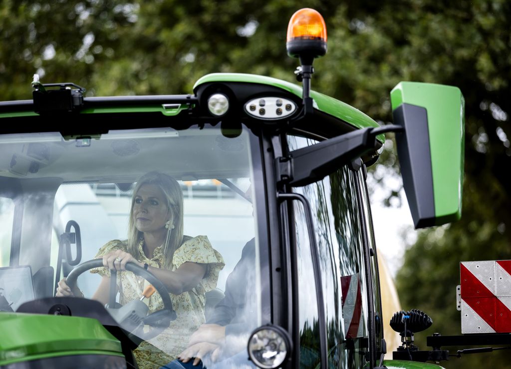 Máxima de Holanda conduciendo un tractor