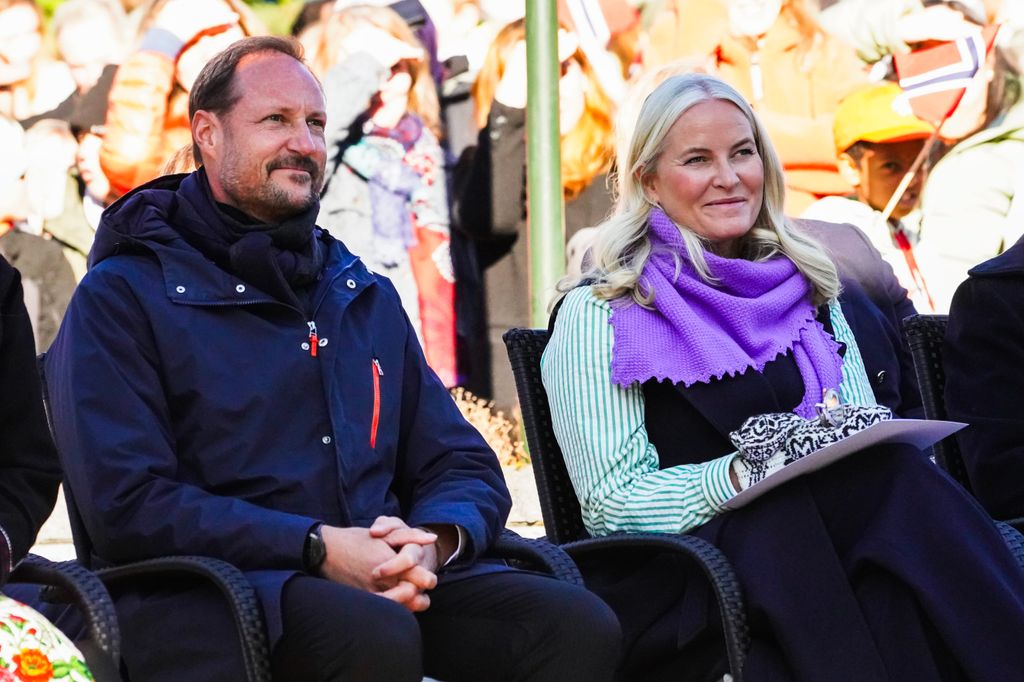 Todas las imágenes, a excepción de las del documental, corresponden al viaje oficial que los príncipes Haakon y Mette-Marit están realizando ahora mismo por el valle de Hallingdal, Noruega