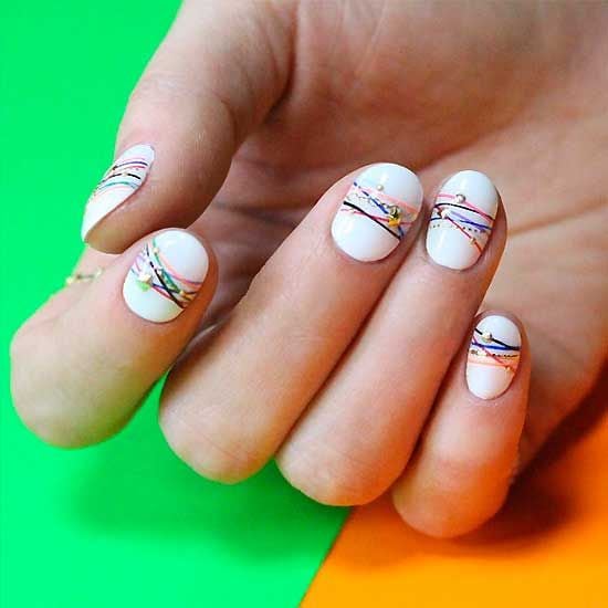El blanco es, sin duda, el mejor fondo para que tu diseño se vea a la perfección. Eso sí, debe estar perfectamente aplicado, así que no tengas prisa y deja que se seque bien antes de seguir con el proceso. 

Instagram: @unistella_by_ek_lab.