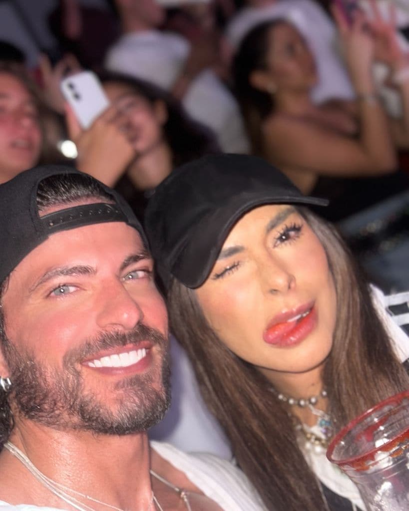 Galilea Montijo y su novio, Isaac Moreno en el concierto de Quevedo