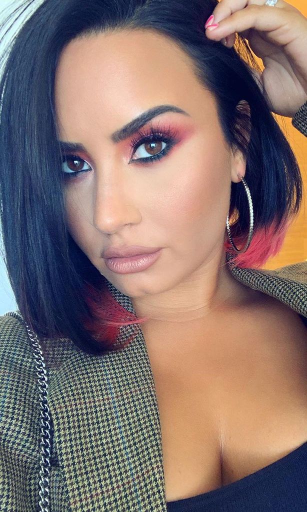 Demi Lovato con blazer a cuadros Príncipe de Gales y corte bob