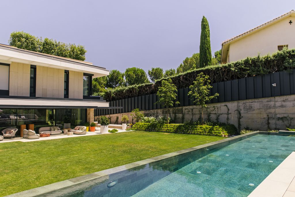 Otra vista del espacioso jardín y la fachada trasera de la casa. 