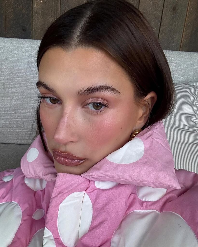 Hailey Bieber luciendo su maquillaje y su iluminada ojera despues de haber usado corrector rosa