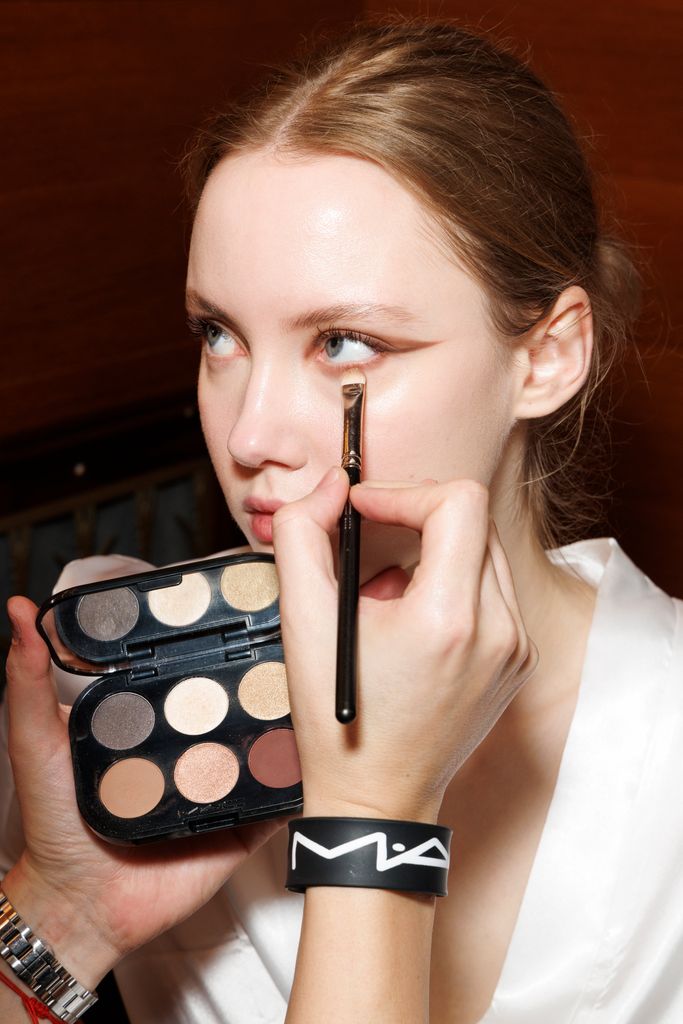 Modelo en backstage de Luisa Beccaria mientras le hacen el eyeliner