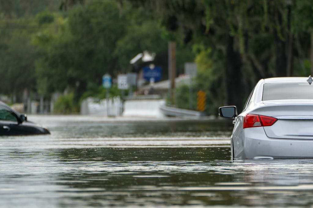 Un coche atrapado por la riada: con apenas 30 centímetros de agua, la mayoría de vehículos empiezan a flotar