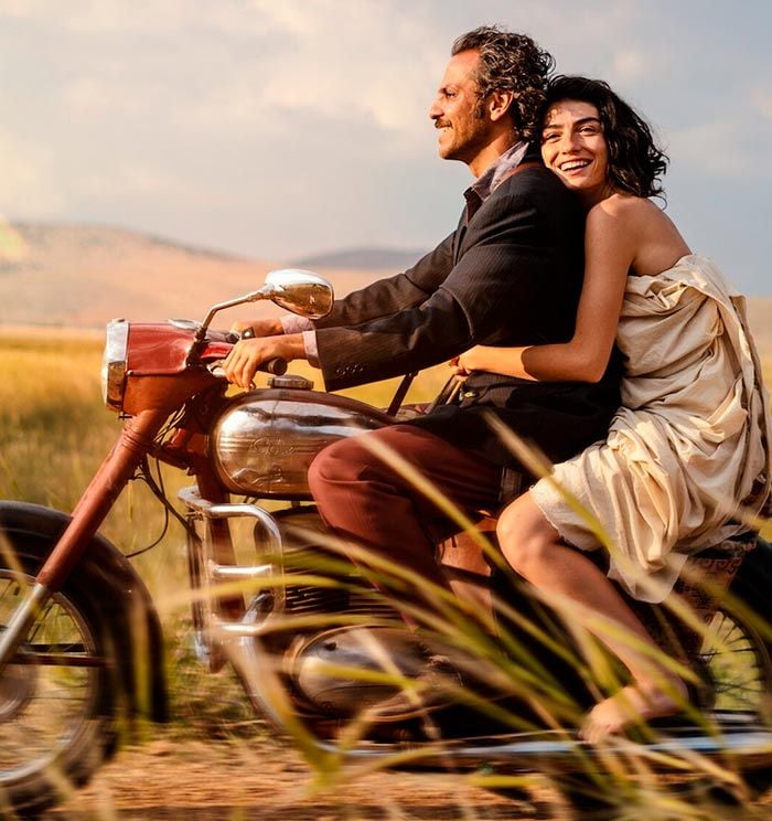 En plena boda la protagonista de este film se enamora de un músico y lo deja todo por él