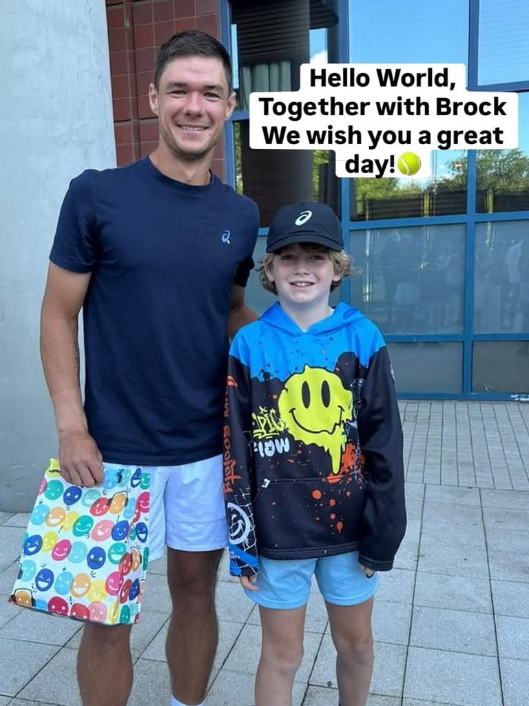 Kamil Majchrzak con el pequeño Brock, el niño que protagonizó el video viral del US Open.