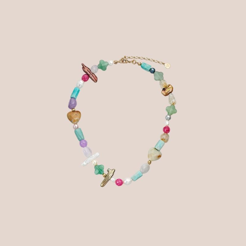 collar de piedras de colores