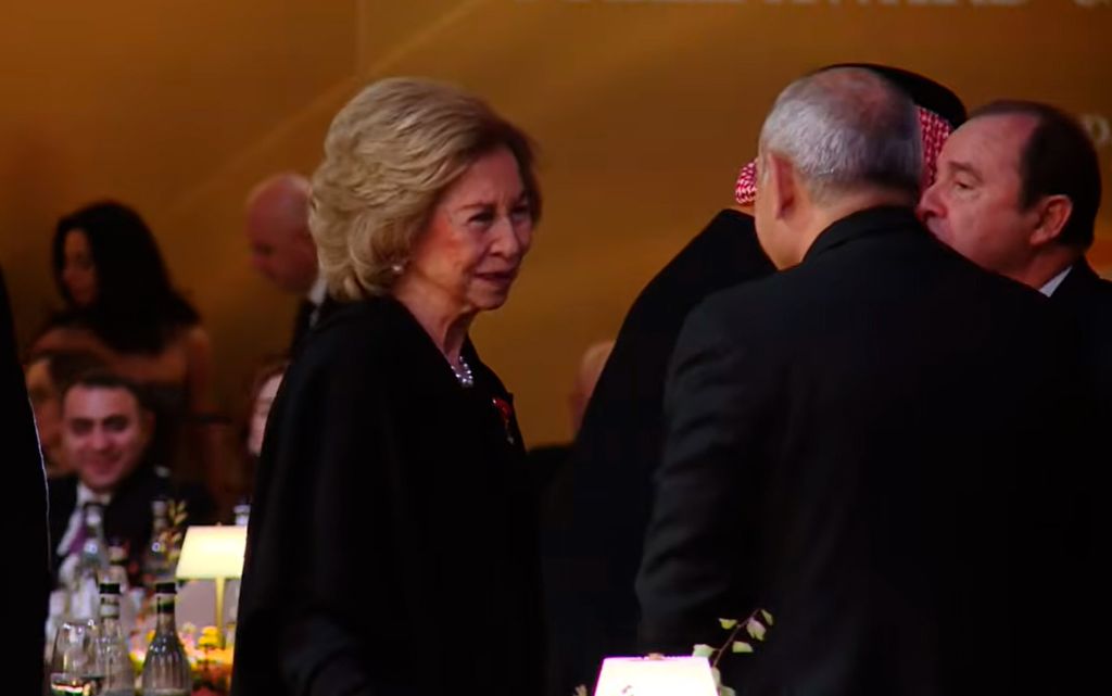 La reina sofía recibe el cariño del primer ministro de Armenia