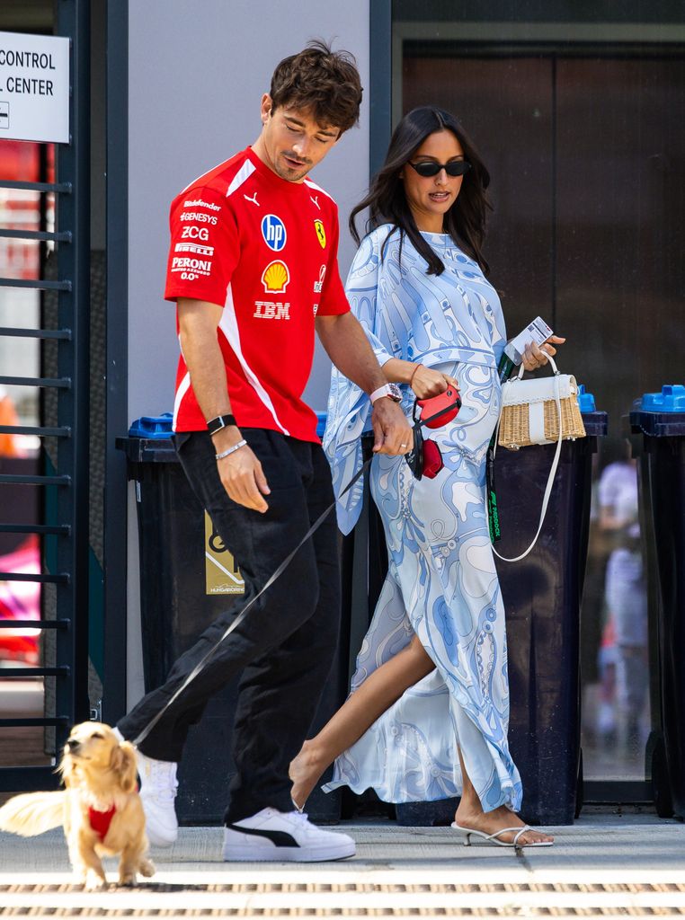 Alexandra Leclerc con look de embarazada en el paddock de la Fórmula 1 en el Gran Premio de Hungría, 2026.