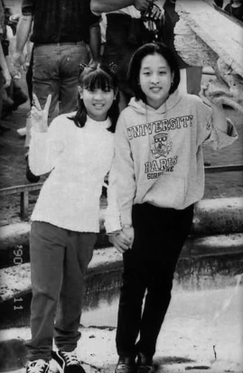 Sirivannavari y Bajrakitiyabha de niñas. Aunque eran medio hermanas, estaban muy unidas