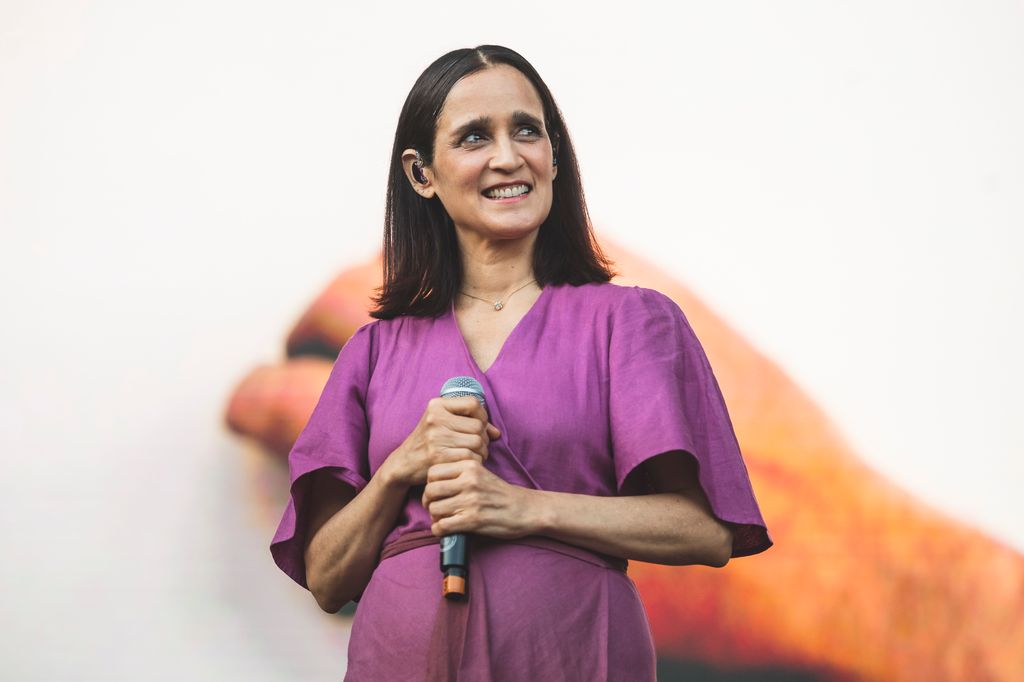 Julieta Venegas quiere subir al escenario con Bad Bunny en México