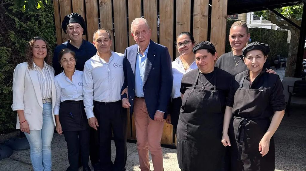 El rey Juan Carlos con el equipo de cocina del restaurante O Muíño Da Chanca