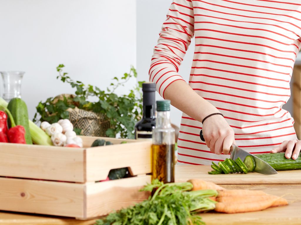 Pepinos, tomates, pimientos... Apostar por las verduras frescas y de temporada, una gran idea para las cenas durante los días de más calor.
