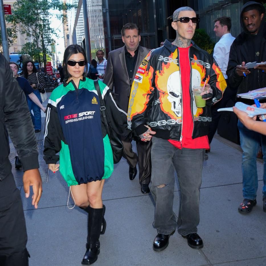 Para su matching look con Travis Barker, ambos optaron por una esencia urbana