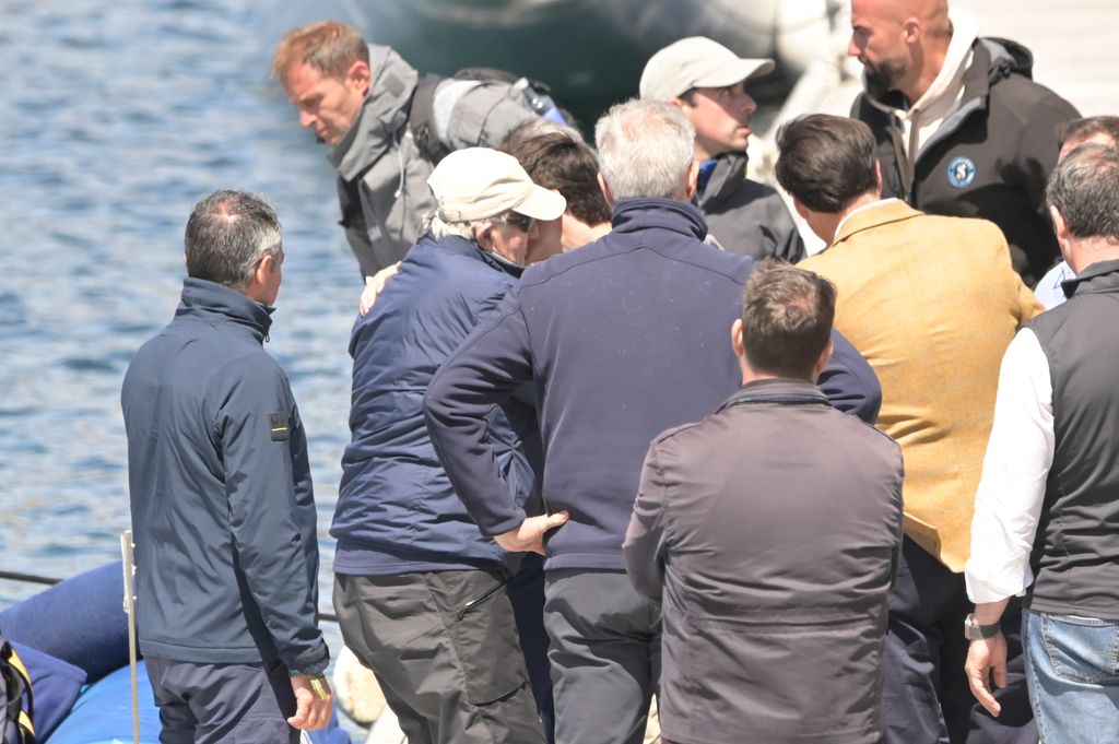 Don Juan Carlos recibe el cariñoso saludo de sus allegados 