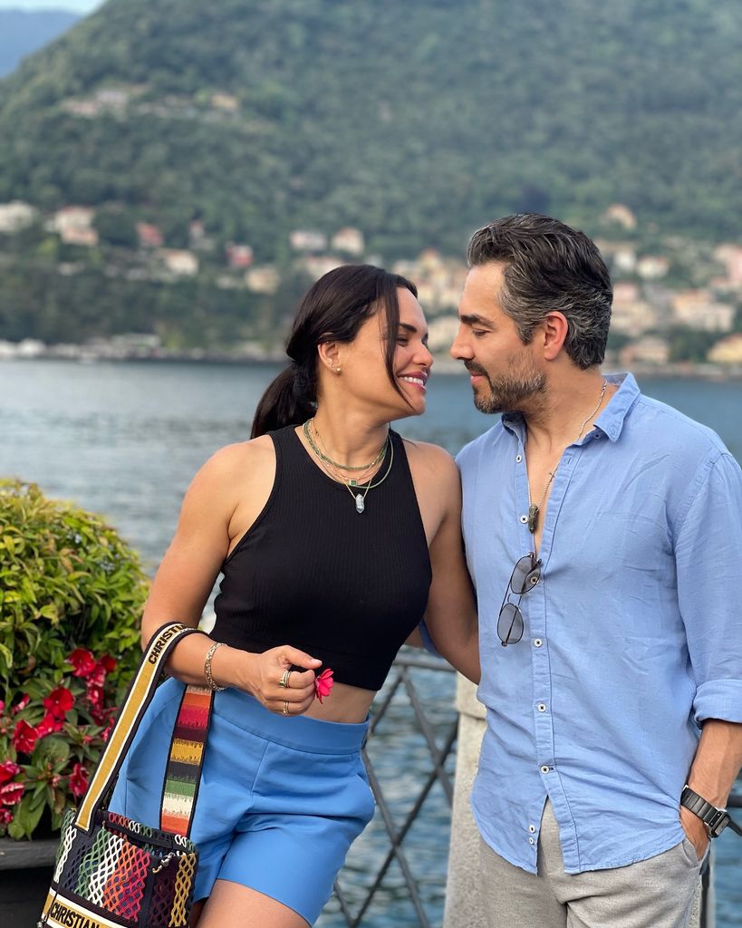 Omar Chaparro y su esposa