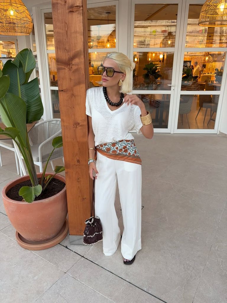 El truco de estilo de Victoria Federica con pañuelo estampado a la cintura