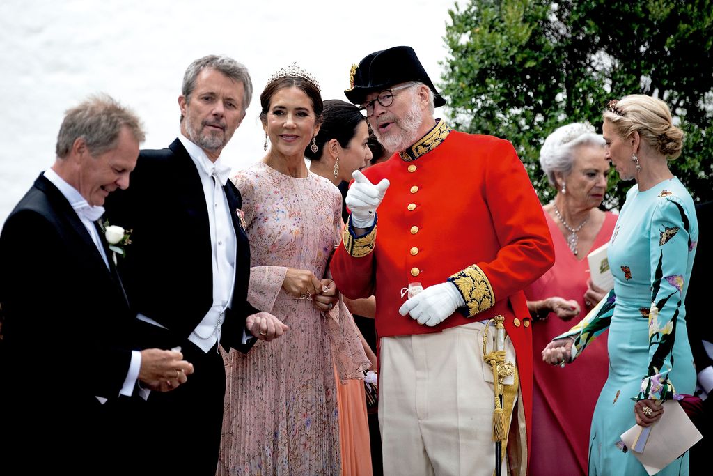 El rey Federico X y la reina Mary en la isla de Fionia para la boda de Gregers Carl Preben Ahlefeldt-Laurvig-Bille, ahijado del monarca, y Cecilie Juhl.