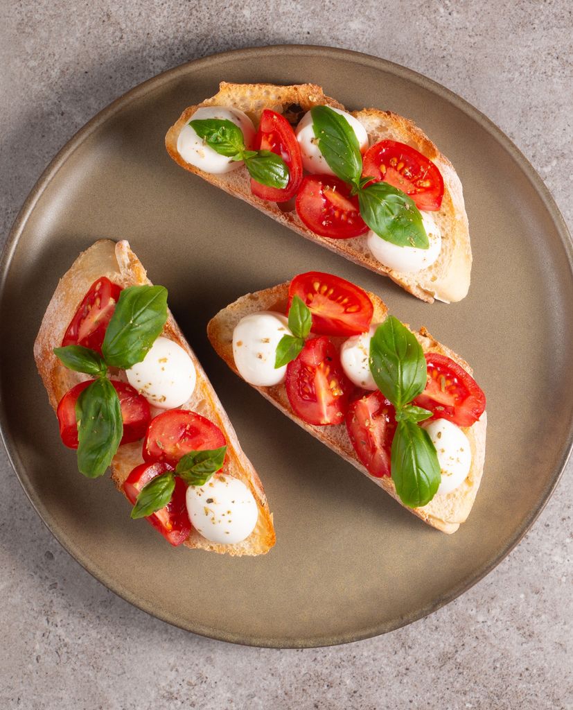 Tostadas 'caprese' para quienes prefieren desayunos salados.