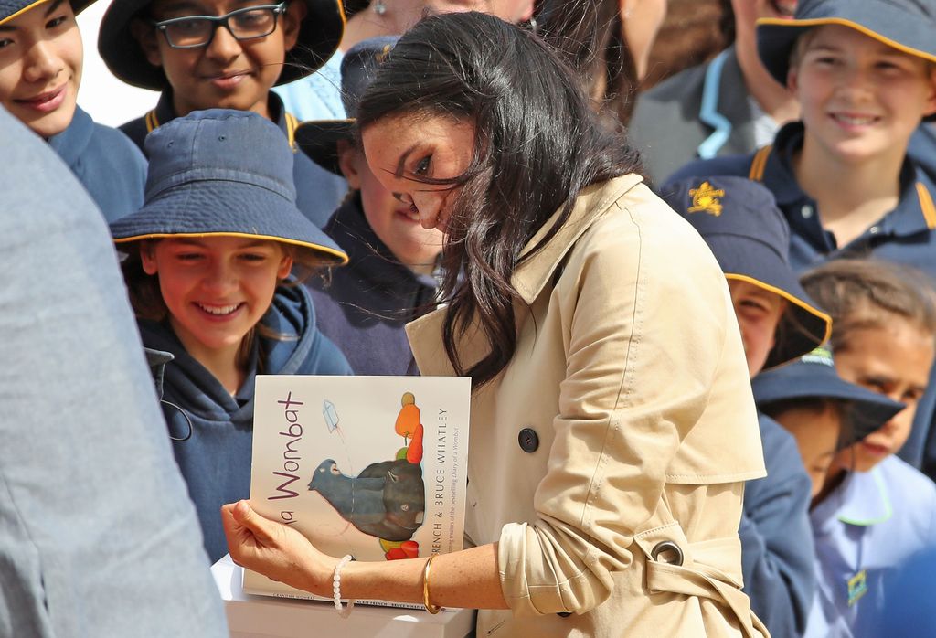 Meghan Markle dedica un libro durante una visita a Melbourne (Australia)