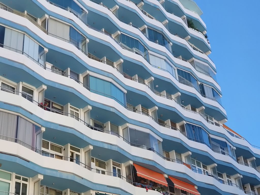 Cerrar una terraza sin permiso de la comunidad puede considerarse una obra ilegal y acabar en una orden de demolición, según la Ley de Propiedad Horizontal.
