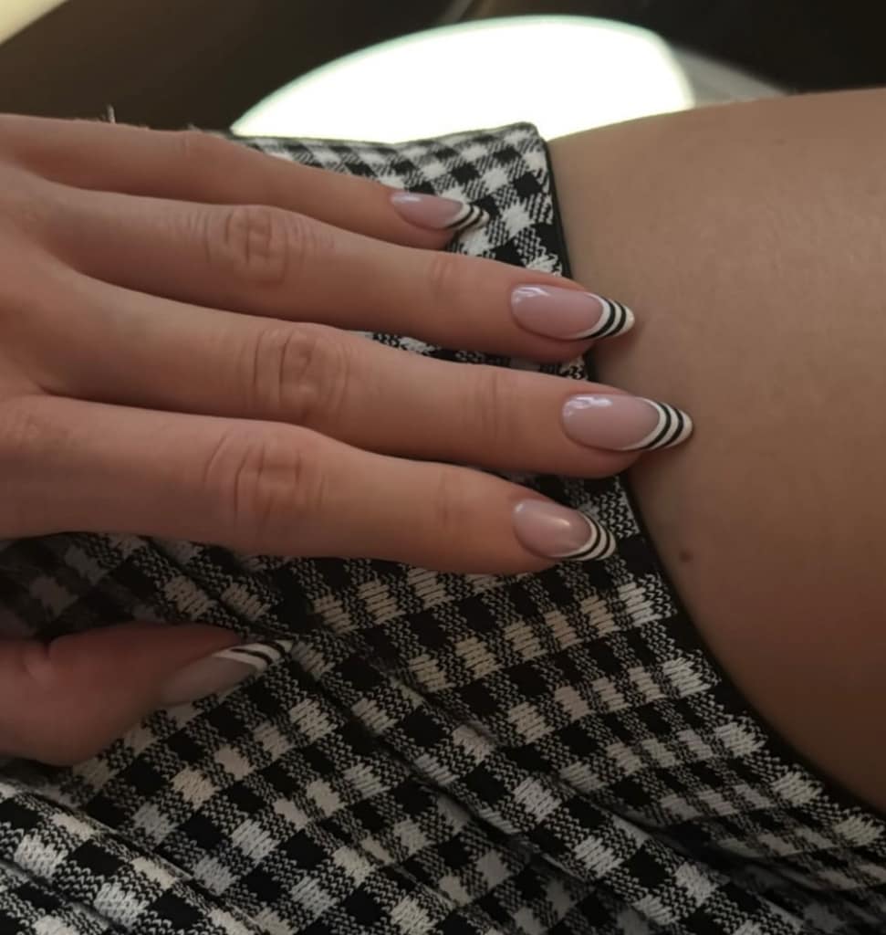 Kylie Jenner le da un giro divertido a su manicure.