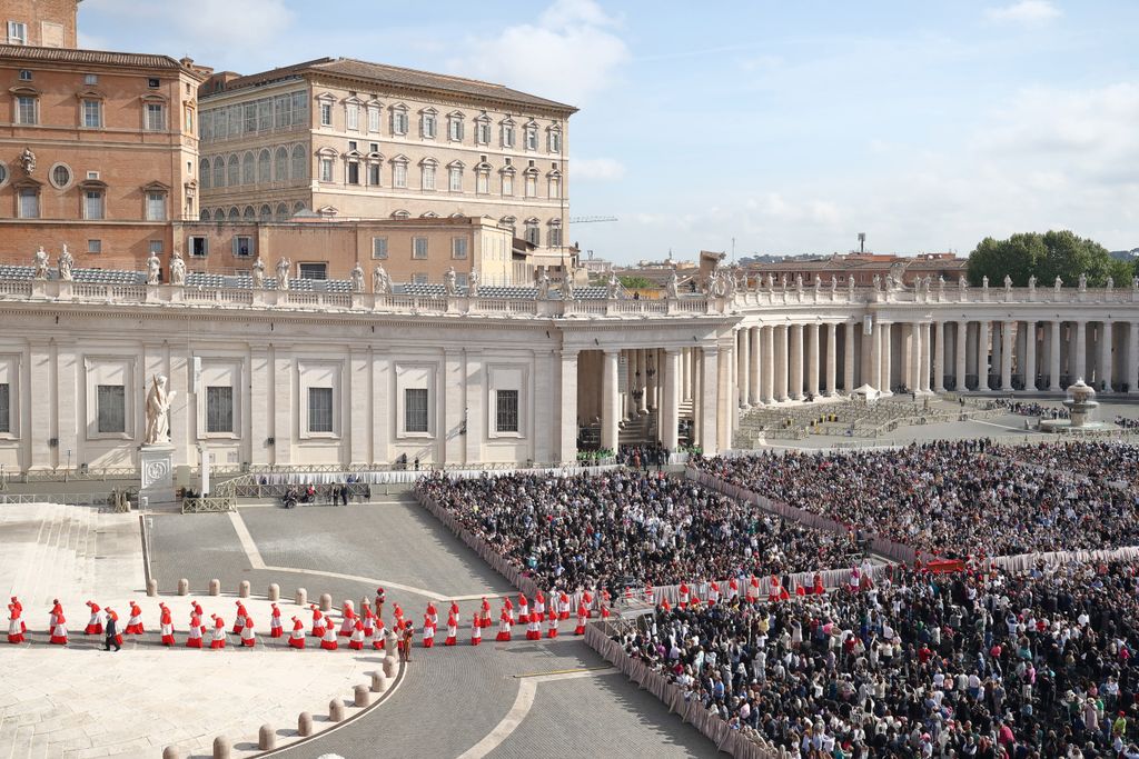 El ataúd del Papa fue llevado en procesión de la capilla Domus Santa Marta a la Basílica de San Pedro, en El Vaticano