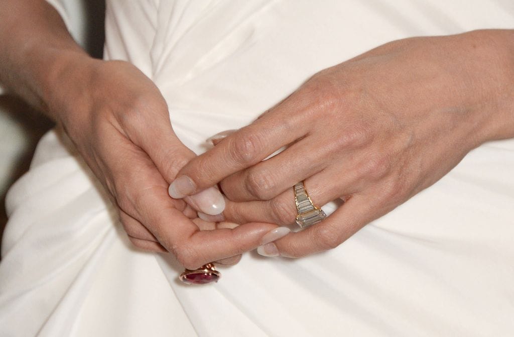  Angelina Jolie exhibió su anillo de compromiso en el estreno de 'Maléfica' en Londres 