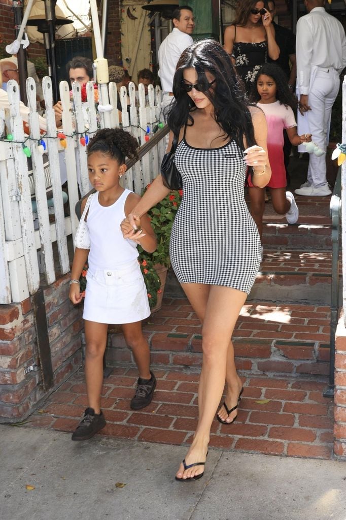 Kylie Jenner fue vista llegando a The Ivy en Los Ángeles junto a su hija Stormi, luciendo un ajustado vestido estampado de Miu Miu, gafas de sol elegantes y un manicure muy 'chic' y original. 