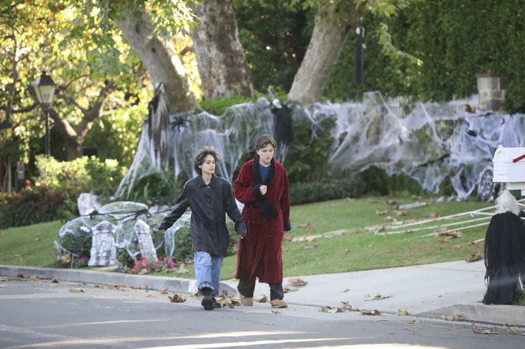 Emme y Fin caminaron en el vecindario decorado por Halloween.