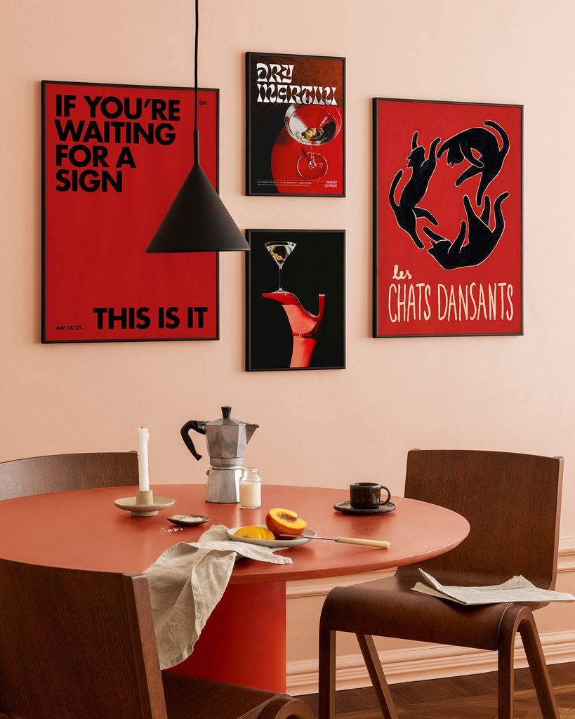 Comedor que emplea colores muy chillones y contrastados