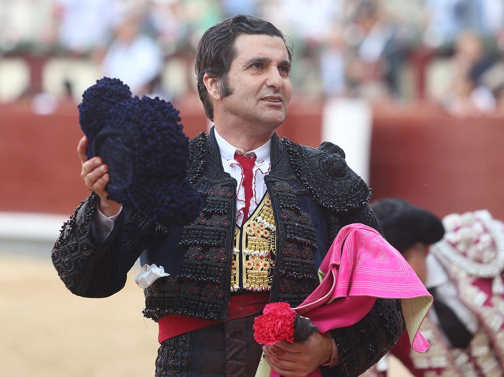 Spanish matador Morante de la Puebla acknowledges the crowd during the San Isidro festival's "Beneficencia" bullfight at Las Ventas bullring in Madrid, on June 8, 2025. (Photo by ALBERTO SIMON / AFP) (Photo by ALBERTO SIMON/AFP via Getty Images)       