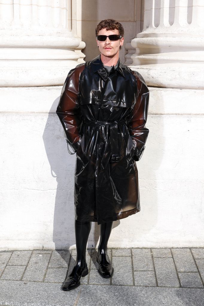 Connor Storrie a su llegada al desfile masculino de Saint Laurent en París. 