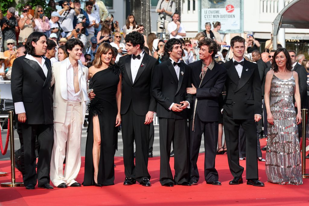 Los Javis junto al reparto de 'La bola negra' en Cannes.