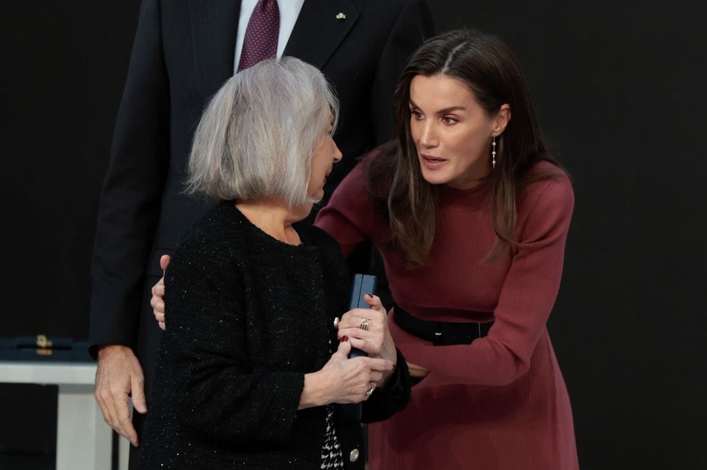 Reina Letizia entregando un premio a la madre de Itziar Castro