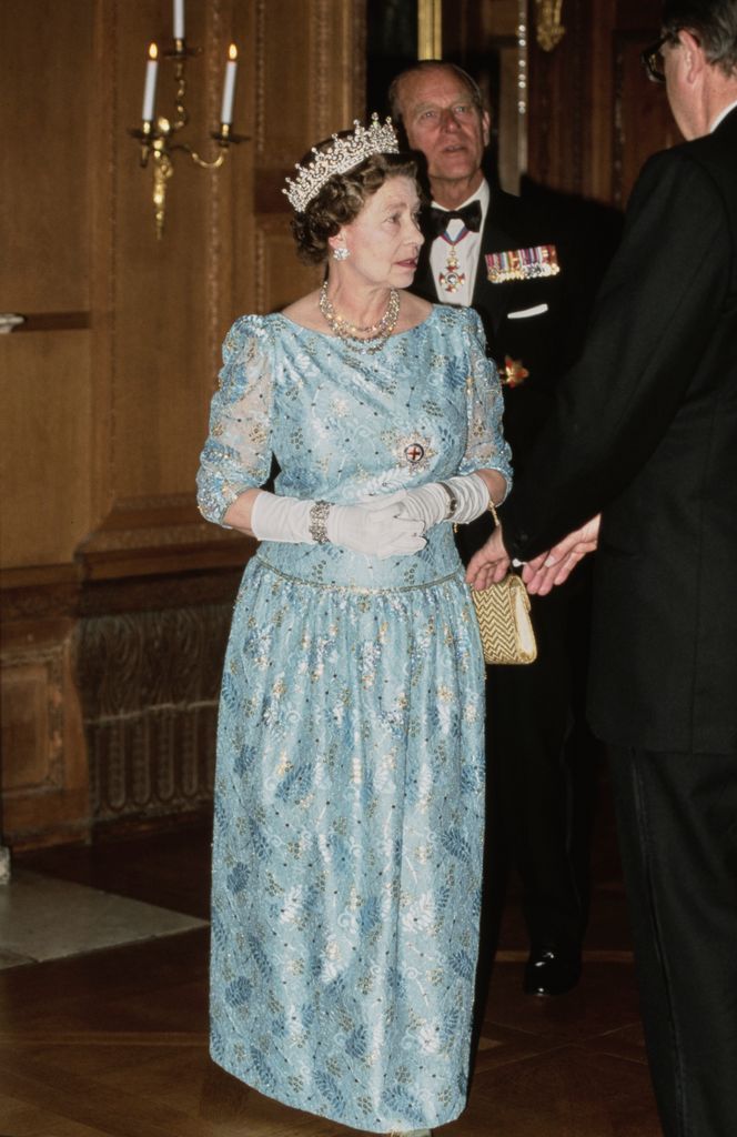 La reina Isabel II en el banquete de estado en los palacios de Augustusburg, Bruhl, 1987.