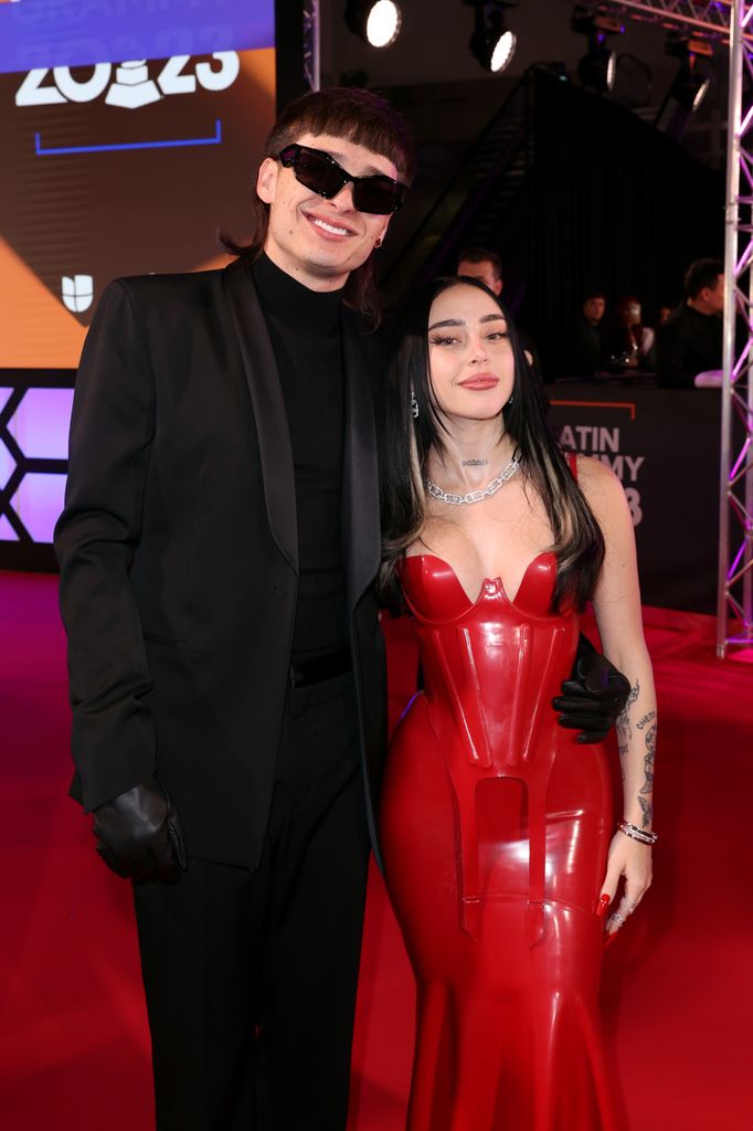 Peso Pluma y Nicki Nicole en la 24a. edición de los Latin Grammy, en Sevilla, España