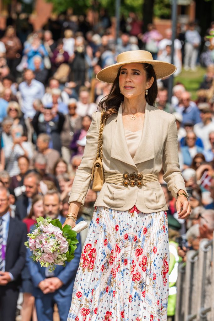 Mary de Dinamarca arranca su gira de verano con un look de sombrero y cinturón y falda de flores