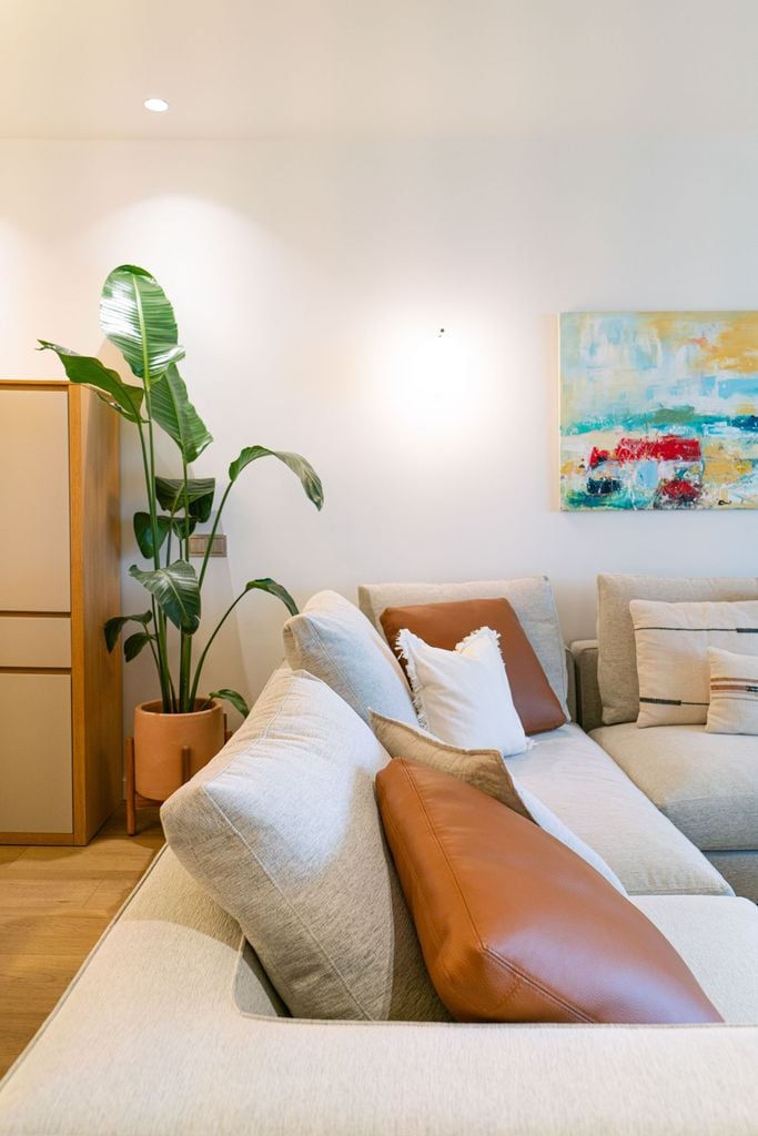 Salón con planta grande