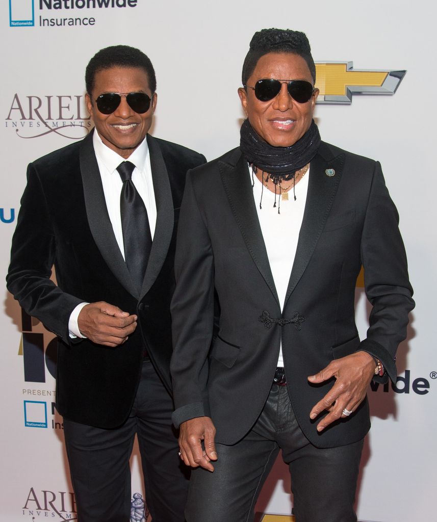 Randy Jackson y Jermaine Jackson en el evento 2013 EBONY Power 100 List Gala en Nueva York, en 2013. Ellos son los hermanos Jackson con los que Alejandra tuvo hijos.